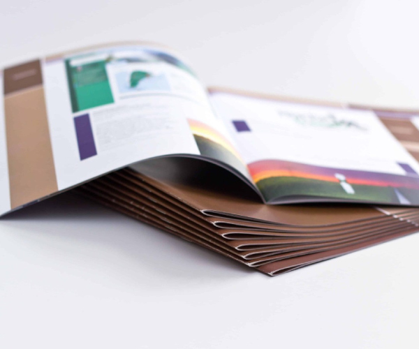 چاپ کاتالوگ با روکش UV چیست؟